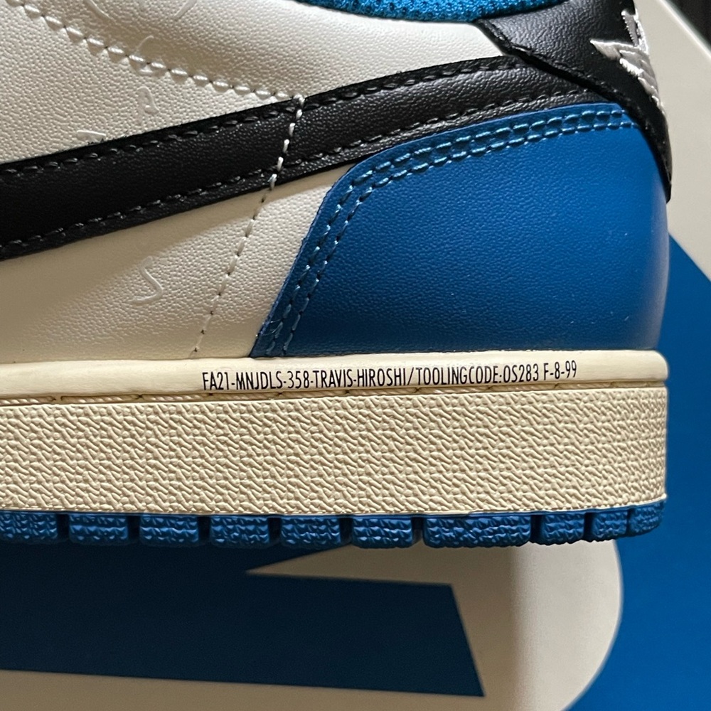 Jordan 1  retro style with Travis Scott - Picture 6 of 8